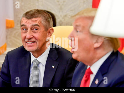 Washington, United States. 07 Mär, 2019. US-Präsident Donald Trump, rechts, und der tschechische Premierminister Andrej Babis treffen Journalisten im Oval Office des Weißen Hauses in Washington, USA, 7. März 2019. Credit: Roman Vondrous/CTK Photo/Alamy leben Nachrichten Stockfoto