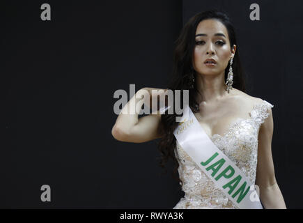 Pattaya, Thailand. 8 Mär, 2019. Eine Schönheit Kandidat aus Japan, Van gesehen backstage Vorbereitung vor dem Finale der jährlichen Miss International Queen 2019 Transvestit Wettbewerb im Beach Resort in Pattaya, Thailand. Credit: chaiwat Subprasom/SOPA Images/ZUMA Draht/Alamy leben Nachrichten Stockfoto