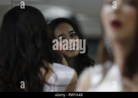 Pattaya, Thailand. 8 Mär, 2019. Eine Schönheit Kandidat aus Japan, Van (C) Vorbereitung backstage vor dem Finale der jährlichen Miss International Queen 2019 Transvestit Wettbewerb im Beach Resort in Pattaya, Thailand. Credit: chaiwat Subprasom/SOPA Images/ZUMA Draht/Alamy leben Nachrichten Stockfoto