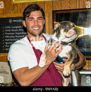 Birmingham, Großbritannien. 8. März, 2019. NEC Birmingham. Die crufts Dog Show. Jack Fincham Love Island Sieger. Zusammen mit seinem Bulldog auf der Benyfit Natürlichen stand Credit: charlie Bryan/Alamy leben Nachrichten Stockfoto