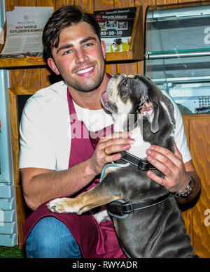 Birmingham, Großbritannien. 8. März, 2019. NEC Birmingham. Die crufts Dog Show. Jack Fincham Love Island Sieger. Zusammen mit seinem Bulldog auf der Benyfit Natürlichen stand Credit: charlie Bryan/Alamy leben Nachrichten Stockfoto