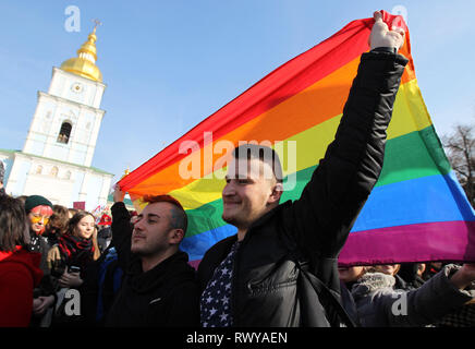 Kiew, Ukraine. 8 Mär, 2019. Aktivisten halten LGBT-Flagge während einer '''Frauen März'' zu den Internationalen Frauentag in der Innenstadt von Kiew, Ukraine, 08. März 2019 gewidmet. Ukrainische Feministinnen und ihre Unterstützer für den März der die politischen Rechte und die Menschenrechte der Frauen weltweit zu erinnern und eine volle Gleichstellung beider Geschlechter Nachfrage gesammelt. Credit: Serg Glovny/ZUMA Draht/Alamy leben Nachrichten Stockfoto