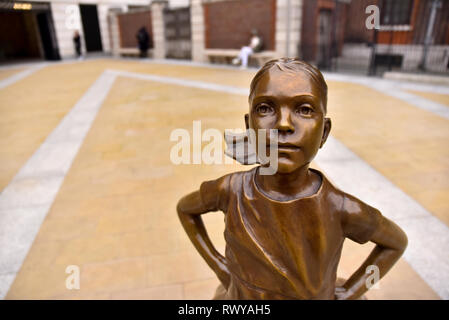 Paternoster Square, London, UK. 8 Mär, 2019. Offenes Mädchen Bronzestatue des Künstlers Kristen Visbal im Paternoster Square, außerhalb der Börse weibliche Führungskräfte zu fördern. Quelle: Matthew Chattle/Alamy leben Nachrichten Stockfoto