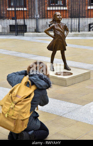 Paternoster Square, London, UK. 8 Mär, 2019. Offenes Mädchen Bronzestatue des Künstlers Kristen Visbal im Paternoster Square, außerhalb der Börse weibliche Führungskräfte zu fördern. Quelle: Matthew Chattle/Alamy leben Nachrichten Stockfoto