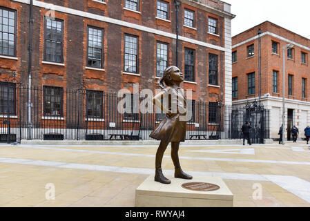 Paternoster Square, London, UK. 8 Mär, 2019. Offenes Mädchen Bronzestatue des Künstlers Kristen Visbal im Paternoster Square, außerhalb der Börse weibliche Führungskräfte zu fördern. Quelle: Matthew Chattle/Alamy leben Nachrichten Stockfoto