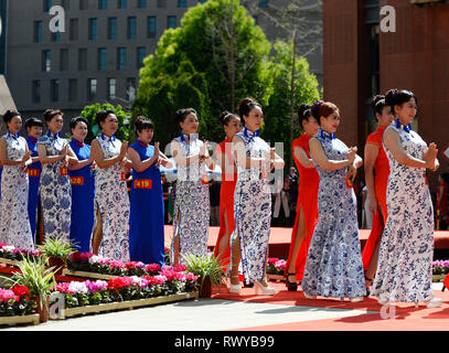 Kunming, Provinz Yunnan in China. 8 Mär, 2019. Menschen führen während der Eröffnungszeremonie für ein Kulturfestival, das Teil der 2019 China-Laos Tourismus Jahr in Kunming, der Hauptstadt der Provinz Yunnan im Südwesten Chinas, 8. März 2019. Credit: Xie Ziyi/Xinhua/Alamy leben Nachrichten Stockfoto