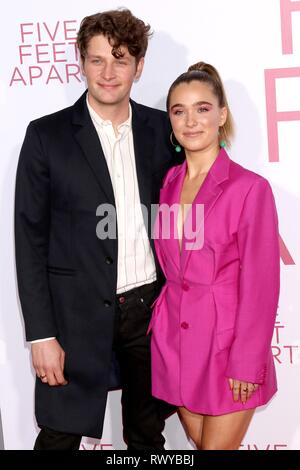 Los Angeles, CA, USA. 7 Mär, 2019. Brett Dier, Haley Lu Richardson in der Ankunftshalle für fünf Fuß neben Premiere, Fox Bruin Theatre, Los Angeles, CA 7. März, 2019. Credit: Priscilla Grant/Everett Collection/Alamy leben Nachrichten Stockfoto