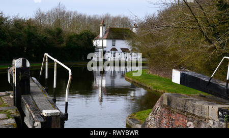 Das weiße Haus in der Morgensonne am Grand Union Canal, Buckinghamshire/Hertfordshire, England, UK 8 Mar 2019. Stockfoto