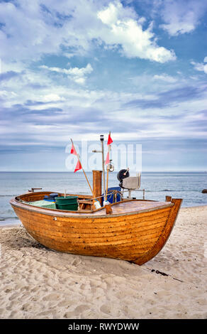 Altes, hölzernes Fischerboot an der Ostsee in Binz. Insel Rügen, Deutschland Stockfoto