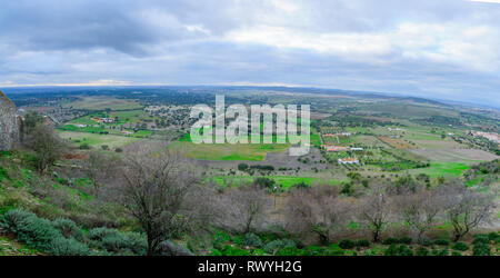 Blick über die Landschaft von den alten Mauern von Monsaraz, Portugal Stockfoto