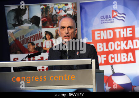 London, England. 2. Dezember, 2017. Chris Williamson, Labour Party MP, sprechen am Ende von Tag Rallye der jährlichen Lateinamerika - Adelante! Con Stockfoto