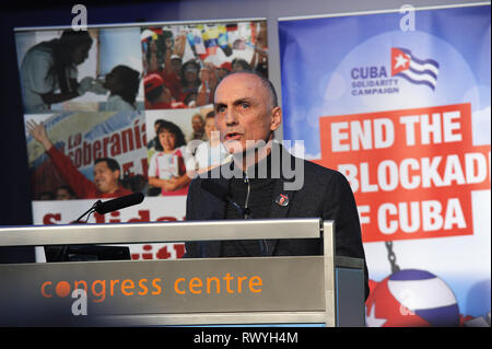 London, England. 2. Dezember, 2017. Chris Williamson, Labour Party MP, sprechen am Ende von Tag Rallye der jährlichen Lateinamerika - Adelante! Con Stockfoto