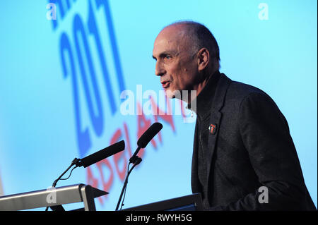 London, England. 2. Dezember, 2017. Chris Williamson, Labour Party MP, sprechen am Ende von Tag Rallye der jährlichen Lateinamerika - Adelante! Con Stockfoto