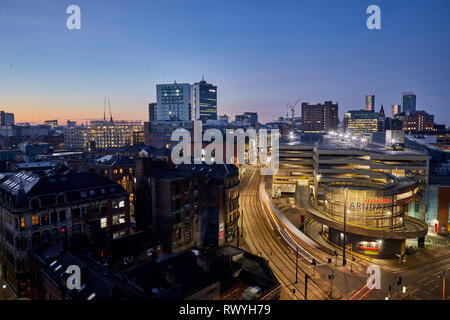 Dawn first light Manchester Skyline von oben mit Blick auf die nördlichen Viertel und das Arndale Parkplatz Stockfoto