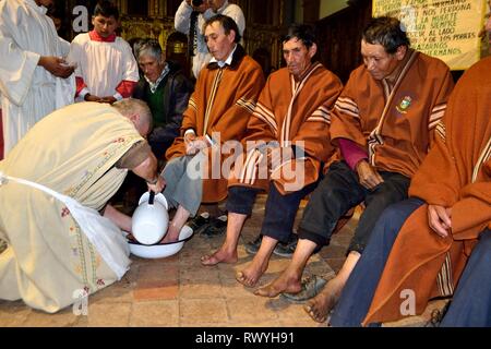 Freizeit Waschen der Füße der Apostel - die Heilige Woche in das Heiligtum Ntra Sra Asuncion in CHACAS. Abteilung der Ancash. PERU Stockfoto