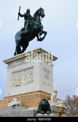 Das Denkmal von Philip IV oder Brunnen von Philip IV., die auf der ersten Hälfte des 19. Jahrhunderts datiert, an der Plaza de Oriente, Madrid, Spanien Stockfoto