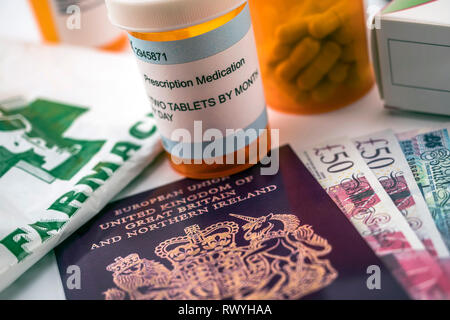 Britischen pass zusammen mit einigen Flaschen von Arzneimitteln, Konzept der Medizinischen erhöhen in der Krise Der brexit, konzeptionelle Bild, horizontale Gesundes Stockfoto