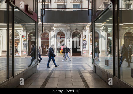 Belgrad, Serbien, März 2019 - Blick auf die nikole Spasića Passage Knez Mihailova Straße mit Fußgängern und speichert Stockfoto