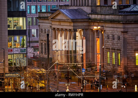 Manchester City Centre Skyline Blick über die Dächer St. Peters Square bis Mosley Street Manchester Art Gallery und ein metrolink Tram. Stockfoto