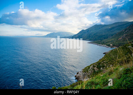 Blick auf die Berge und blaues Meer in der Italienischen Naturpark oder Riserva dello Zingaro in Sizilien, Italien Stockfoto