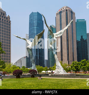 Engel Statuen, die sich in der Ruhe der Lujiazui Park, von der mächtigen Wolkenkratzer von Pudong umgeben. Shanghai, China. Stockfoto