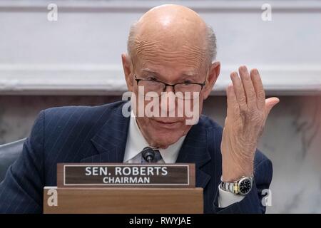 Der US-Senator Pat Roberts aus Kansas, Fragen der Landwirtschaft Sekretär Sonny Perdue während einer Anhörung im Senat Landwirtschaft, Ernährung und Forsten Ausschuss Anhörung zur Umsetzung der Akte von 2018 zur Verbesserung der Landwirtschaft auf dem Capitol Hill Februar 28, 2019 in Washington, D.C. Stockfoto