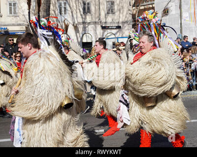 Rijeka, Kroatien, 3. März, 2019. Drei Männer, die in der traditionellen Tracht der Kroatischen Bell ringers in der karnevalsumzug laufen Stockfoto