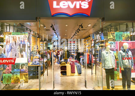 Moskau, Russland - CRICA SEPTEMBER 2018: Eingang in einen Levi's Store im Einkaufszentrum in Moskau. Stockfoto