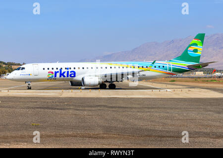 Eilat, Israel - 24. Februar 2019: Arkia Embraer ERJ-195 AR am alten Eilat International Airport. Stockfoto