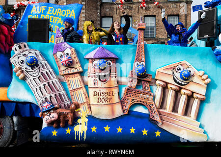 Düsseldorf, Deutschland. Vom 4. März 2019. Schwimmstellung für Europa Tag. Die jährlichen Rosenmontag (Rose Montag oder Rosenmontag) Carnival Parade findet in Düsseldorf. Stockfoto