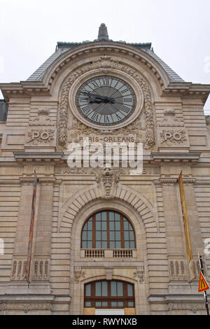 Paris, Frankreich - 06 Januar, 2010: Großes Glas Uhr am Gare d'Orsay in Paris, Frankreich. Stockfoto