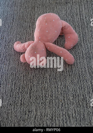 Die verworfen Kind alt Soft Toy auf grauem Teppich Bild mit Kopie Raum isoliert Stockfoto