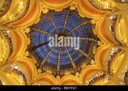 Paris, Frankreich - Januar 07, 2010: Skylight Decke Kuppel Fenster in Golden Einkaufszentrum Lafayette Galerie in Paris, Frankreich. Stockfoto