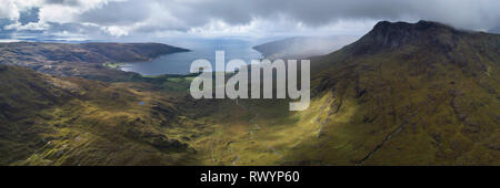 Eine Antenne panorama Blick nach unten Gleann a Chaiginn Mhoir in Richtung Loch Buie zeigt Ben Buie und einem umfangreichen Blick entlang der Westküste. Stockfoto