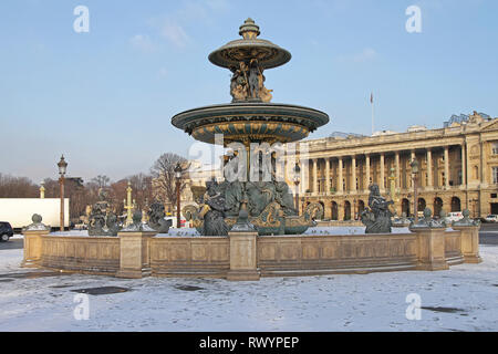 Paris, Frankreich - Januar 07, 2010: Winter Schnee am berühmten Brunnen auf dem Place de la Concorde in Paris, Frankreich. Stockfoto