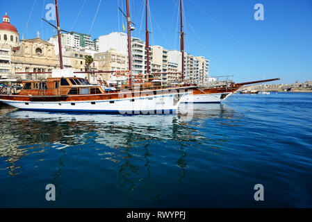 SLIEMA, MALTA - 22. April: Das Hera Kreuzfahrten Yachten und Blick auf Valletta am 22. April 2015 in Sliema, Malta. Mehr als 1,6 Millionen Touristen erwartet v Stockfoto