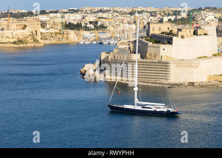 Die Aussicht auf Vittoriosa und Yachten im Sonnenuntergang, Malta Stockfoto