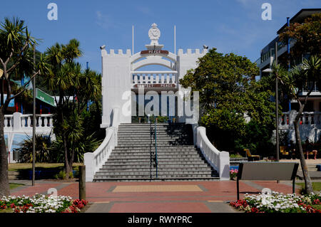 Das Kriegerdenkmal in der Stadt Picton, South Island, Neuseeland, erinnert an die Gefallenen und Vermissten in Aktion in beiden Weltkriegen. Stockfoto