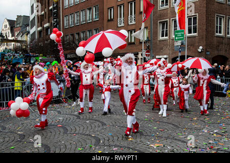 Düsseldorf, Deutschland. Vom 4. März 2019. Die jährlichen Rosenmontag (Rose Montag oder Rosenmontag) Carnival Parade findet in Düsseldorf. Stockfoto