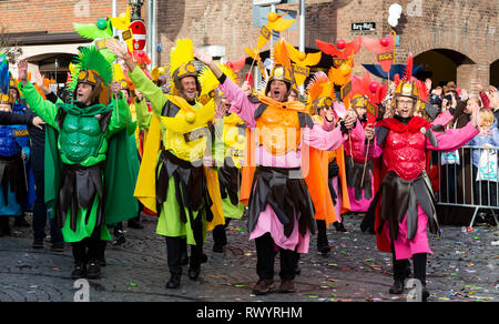 Düsseldorf, Deutschland. Vom 4. März 2019. LGBT-Karneval Gruppe KG Regenbogen. Die jährlichen Rosenmontag (Rose Montag oder Rosenmontag) Carnival Parade findet in Düsseldorf. Stockfoto