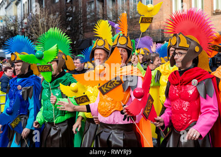 Düsseldorf, Deutschland. Vom 4. März 2019. LGBT-Karneval Gruppe KG Regenbogen. Die jährlichen Rosenmontag (Rose Montag oder Rosenmontag) Carnival Parade findet in Düsseldorf. Stockfoto