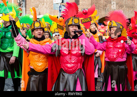 Düsseldorf, Deutschland. Vom 4. März 2019. LGBT-Karneval Gruppe KG Regenbogen. Die jährlichen Rosenmontag (Rose Montag oder Rosenmontag) Carnival Parade findet in Düsseldorf. Stockfoto
