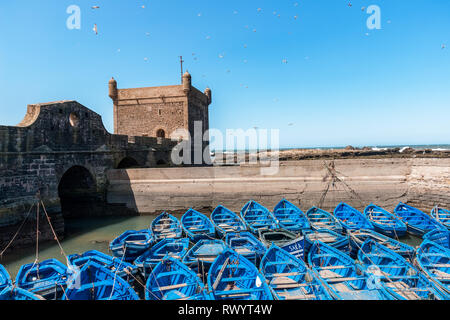 Blau Fischerboote und Wehrturm in Essaouira - Marokko Stockfoto