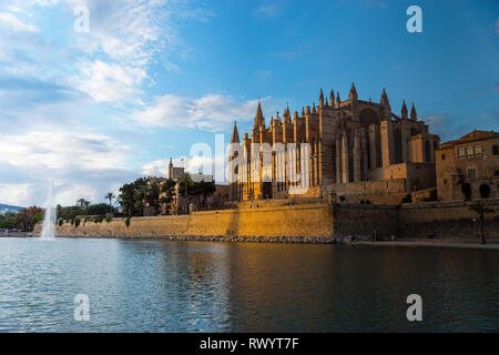 Tag und Nacht Übergang auf die Kathedrale in Palma de Mallorca - Spanien Stockfoto