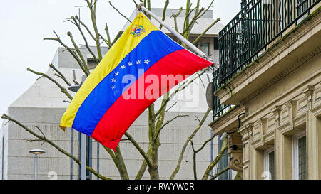 Die gelbe blaue und rote Fahne von Venezuela. Es winkt auf die Brise des Windes auf den Straßen in London. Stockfoto