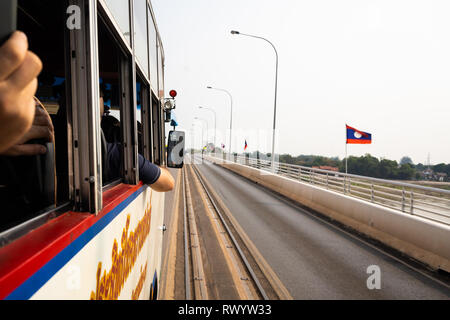 Leute sitzen auf dem Sitz in der Rückansicht auf dem Bus. Stockfoto