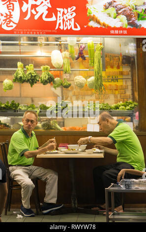 Zwei Asiatische Manner In Passenden Grune Hemden Essen Abendessen Asiatische Gemuse Store Auf Jalan Alor Kuala Lumpur Malaysia Stockfotografie Alamy