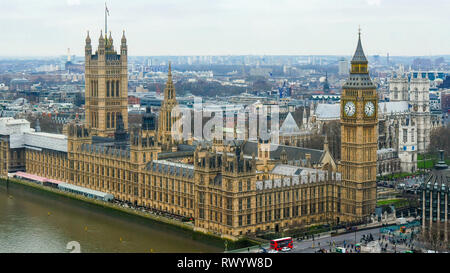 Die Rückansicht der Palast von Westminster in London. Den breiten Rücken des Gebäudes und der Thames River auf der Rückseite in 4K Stockfoto