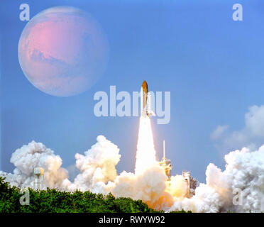 Start des Raumschiffs vom Weltraumbahnhof Kourou zum Planeten Mars. Planet Mars in den Abendhimmel. Einige Elemente dieses Bild sind von der NASA eingerichtet Stockfoto