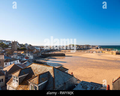 St. Ives, ENGLAND - Juni 21: Blick auf die St Ives Stadt, Strand und Hafen als Abend Ansätze. In St Ives, Cornwall, England. Juni 2018 21. Stockfoto